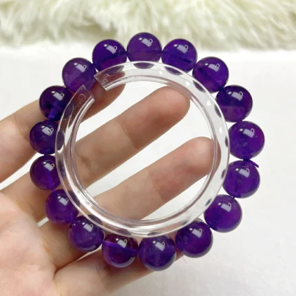 alt="amethystine crystal bracelet"