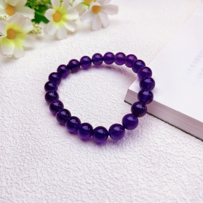 alt="amethyst crystal bracelet effect"