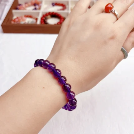 alt="amethyst crystal bracelet effect"