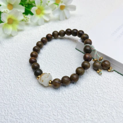 alt="nature nan wood bracelet wear"
