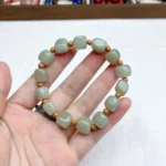 alt="pure green jade bracelet effect"