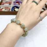 alt="pure green jade bracelet effect picture"