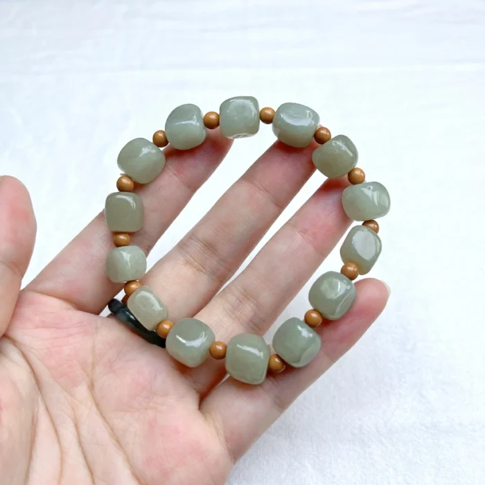 alt="pure green jade bracelet photo"