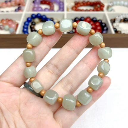 alt="pure green jade bracelet photo"